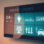 Smart-home-bedieningspaneel aan de muur