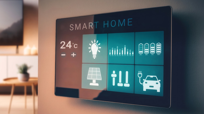 Smart-home-bedieningspaneel aan de muur