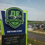 DE Turf Sports Complex-bord bij de ingang van de parkeerplaats