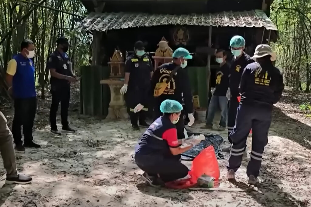 Politie en reddingswerkers onderzoeken zaterdag bewijsmateriaal in het Pa Nakhon Chaibovorn-klooster in een bos in de provincie Phichit, nadat ze hadden gereageerd op berichten over kadavers die werden gebruikt bij meditatiepraktijken. (Schermafbeeldingen)