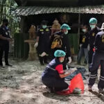 Politie en reddingswerkers onderzoeken zaterdag bewijsmateriaal in het Pa Nakhon Chaibovorn-klooster in een bos in de provincie Phichit, nadat ze hadden gereageerd op berichten over kadavers die werden gebruikt bij meditatiepraktijken. (Schermafbeeldingen)