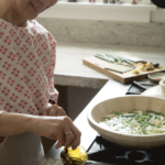 Bonitovlokken in risotto? Miso in appeltaart? Sonoko Sakai onderzoekt koken in „Japanse stijl“.