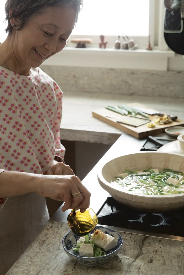 Bonitovlokken in risotto? Miso in appeltaart? Sonoko Sakai onderzoekt koken in „Japanse stijl“.