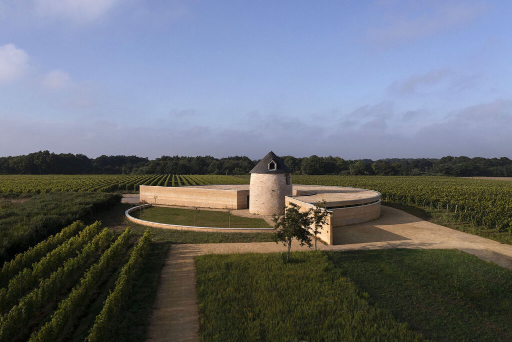 Carmen Maurice Architecture omhult een oude gerenoveerde molen met een wijnpakhuis in Sarzeau