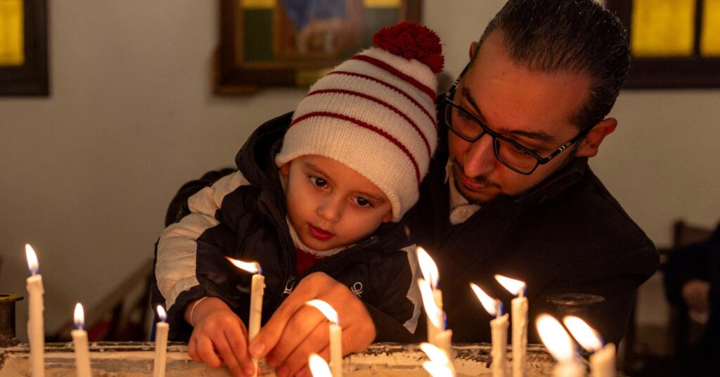 In de hoop op religieuze harmonie wonen christenen in een Syrische stad de mis bij