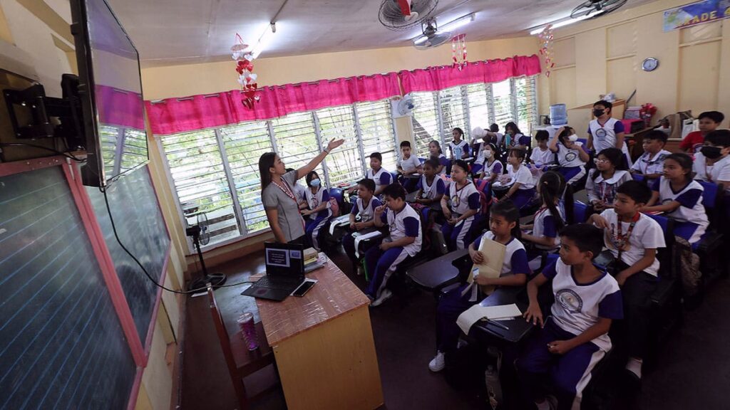 TERUG NAAR DE OUDE KALENDERDAGEN / 21 FEBRUARI 2024 Elementaire leerlingen volgen op woensdag 21 februari 2024 les op de General Roxas Elementary School in Quezon City. Het Department of Education (DepED) heeft aangekondigd dat scholen geleidelijk overgaan naar de oude academische kalender waar de lessen in juni beginnen en een pauze nemen van april tot mei. FOTO ONDERZOEKER / GRIG C. MONTEGRANDE