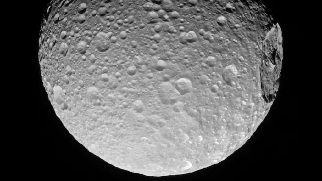 Saturnus ‚Death Star‘-maan Mimas zou een levensondersteunende oceaan onder zijn oppervlak kunnen verbergen