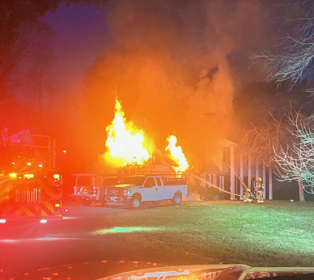 Twee volwassenen en vier huisdieren uit huis geholpen na garagebrand