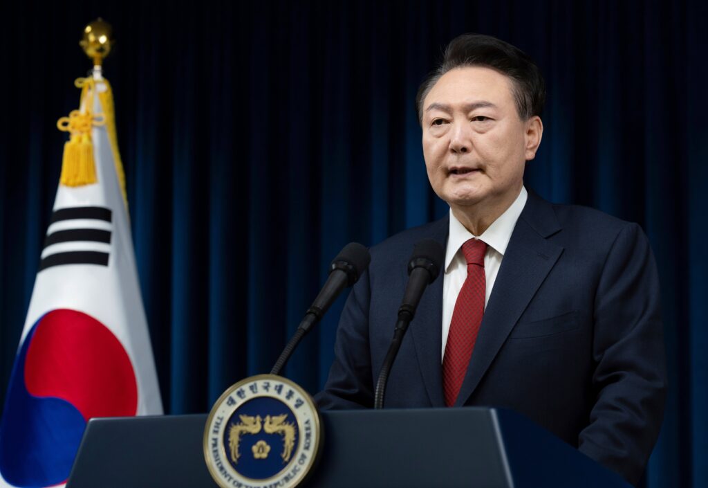 De Zuid-Koreaanse president Yoon Suk Yeol spreekt zaterdag vanuit het presidentiële kantoor in Seoul, Zuid-Korea