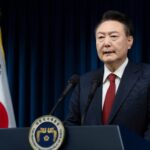 De Zuid-Koreaanse president Yoon Suk Yeol spreekt zaterdag vanuit het presidentiële kantoor in Seoul, Zuid-Korea